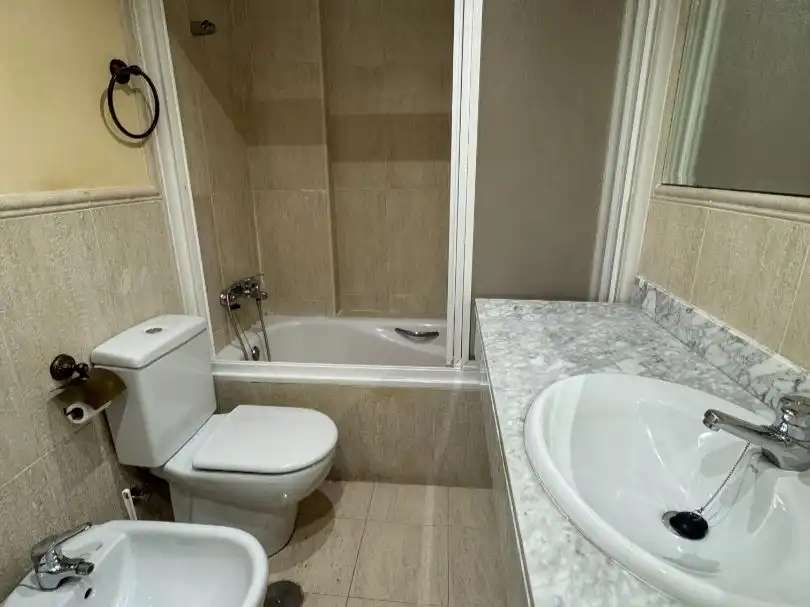 Badezimmer von Wohnung zum Verkauf in Roquetas de Mar mit Klimaanlage, Terrasse und Schwimmbad
