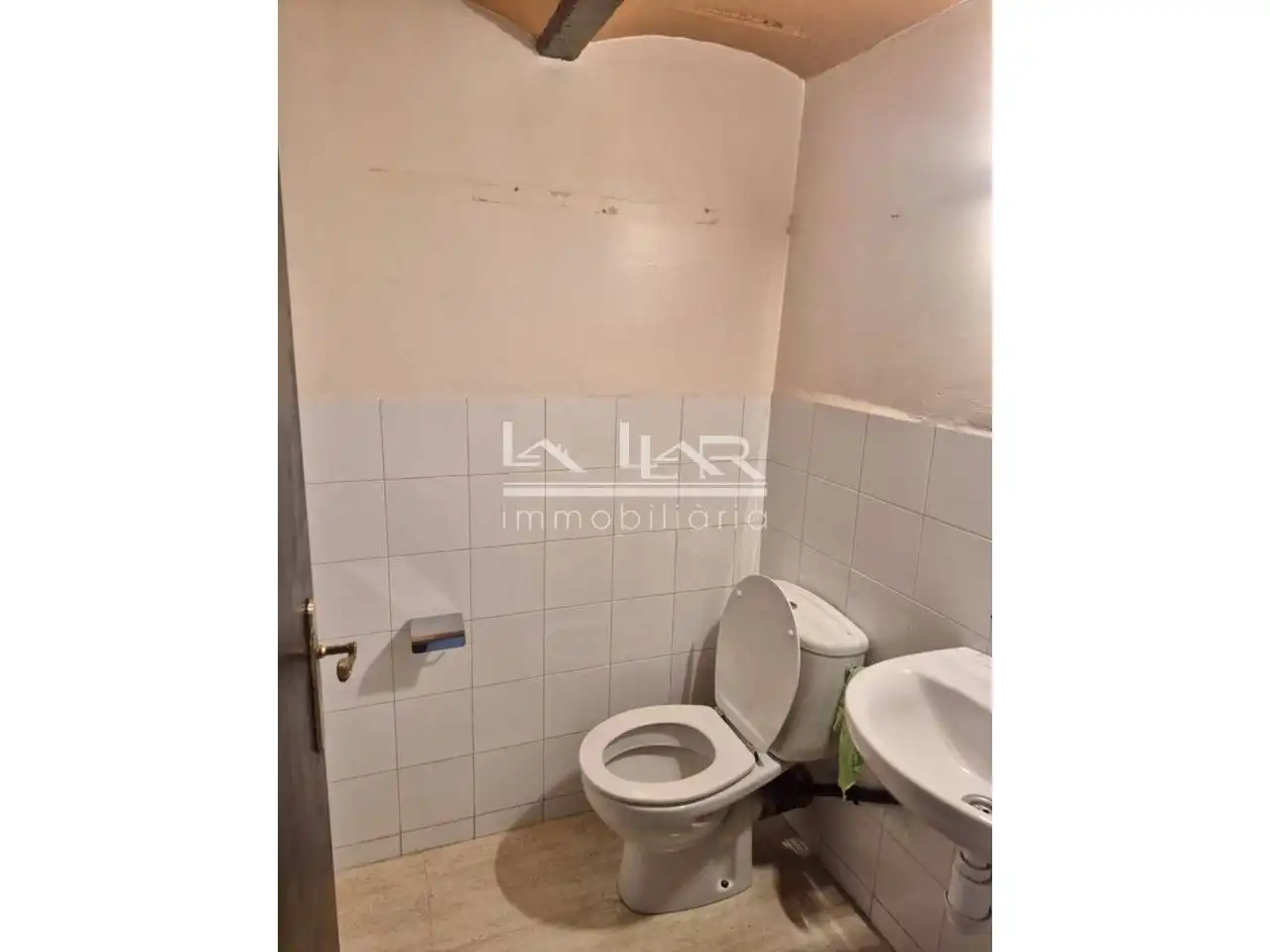 Bany de Local en venda en Vic amb Aire condicionat