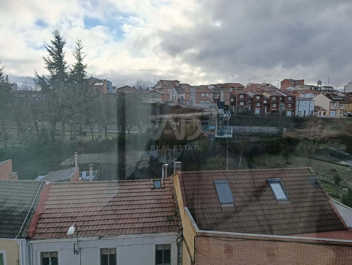 Vista exterior de Àtic en venda en La Bañeza  amb Calefacció i Terrassa