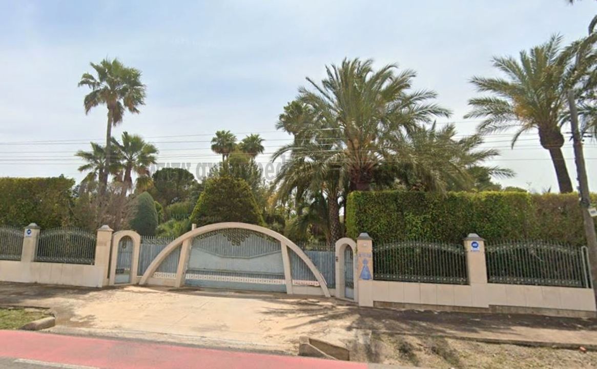 Vista exterior de Casa o xalet en venda en Elche / Elx amb Aire condicionat, Jardí privat i Piscina