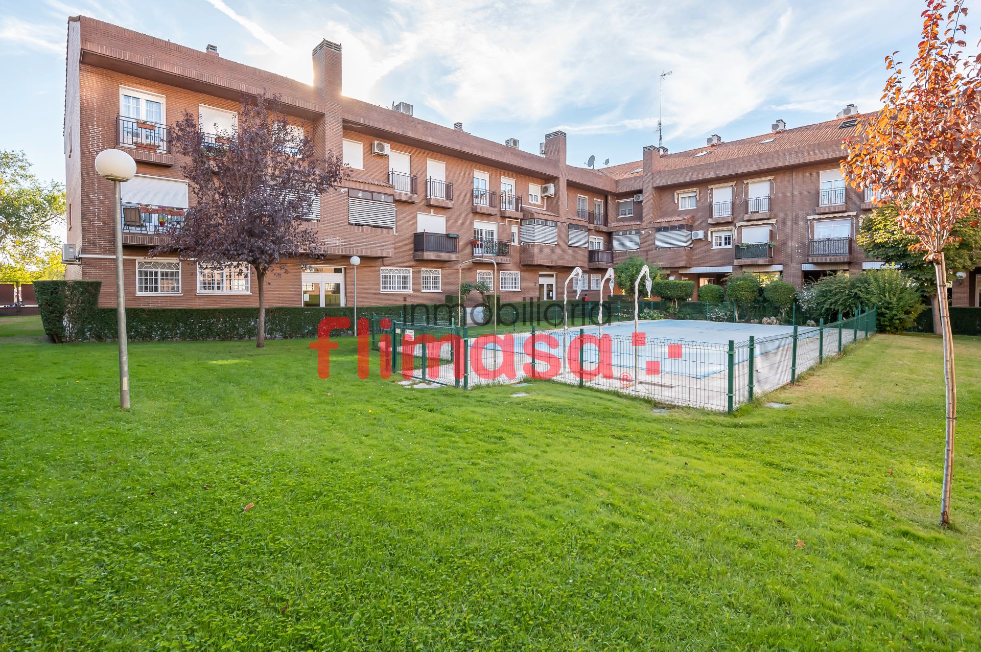 Vista exterior de Dúplex en venda en Alcorcón amb Aire condicionat, Calefacció i Jardí privat