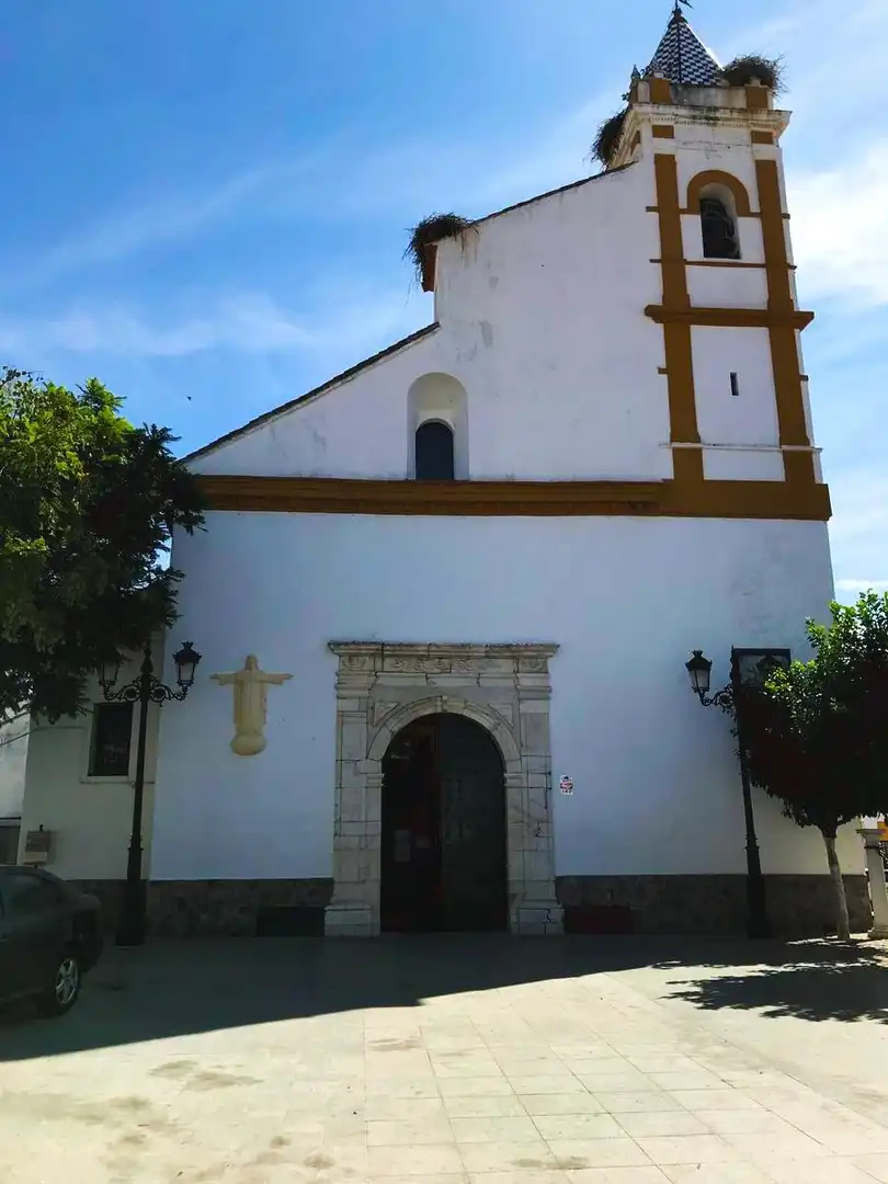 Vista exterior de Casa adosada en venda en Almadén de la Plata amb Traster, Moblat i Alarma