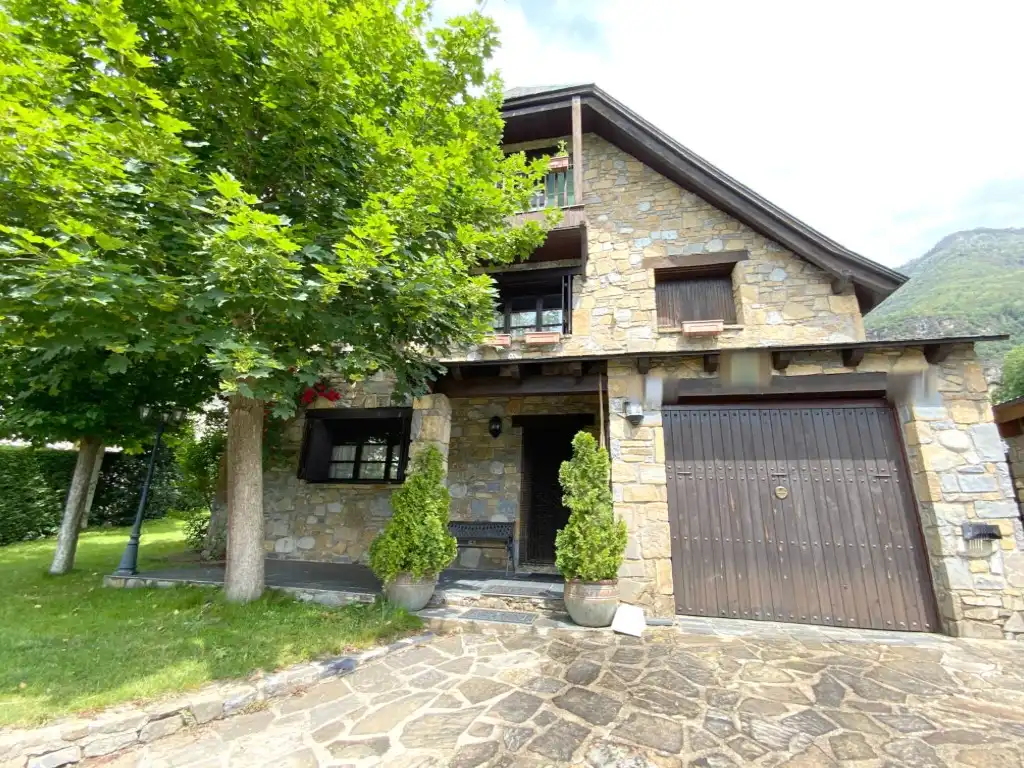 Vista exterior de Casa o xalet en venda en Sahún amb Jardí privat