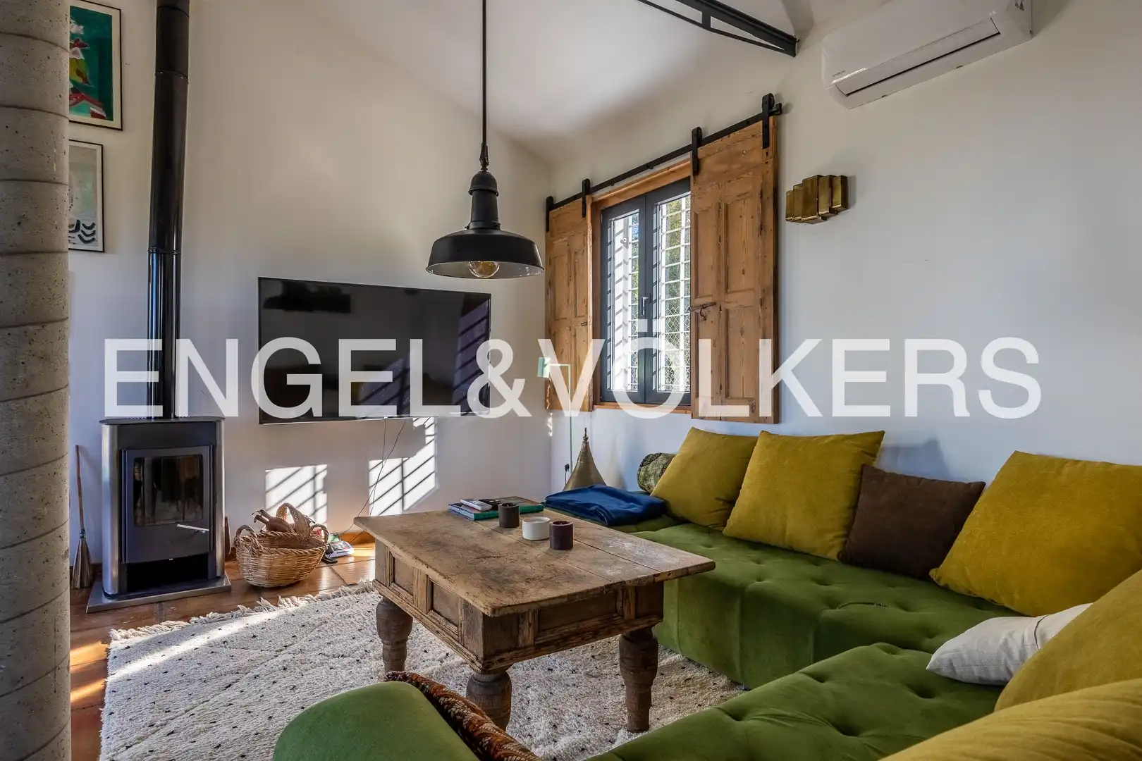 Living room of Houses for sale in Valencina de la Concepción  with Air Conditioner, Heating and Private garden