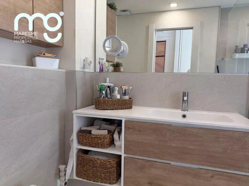 Baño de Casa adosada en venta en Premià de Mar con Aire acondicionado, Calefacción y Jardín privado