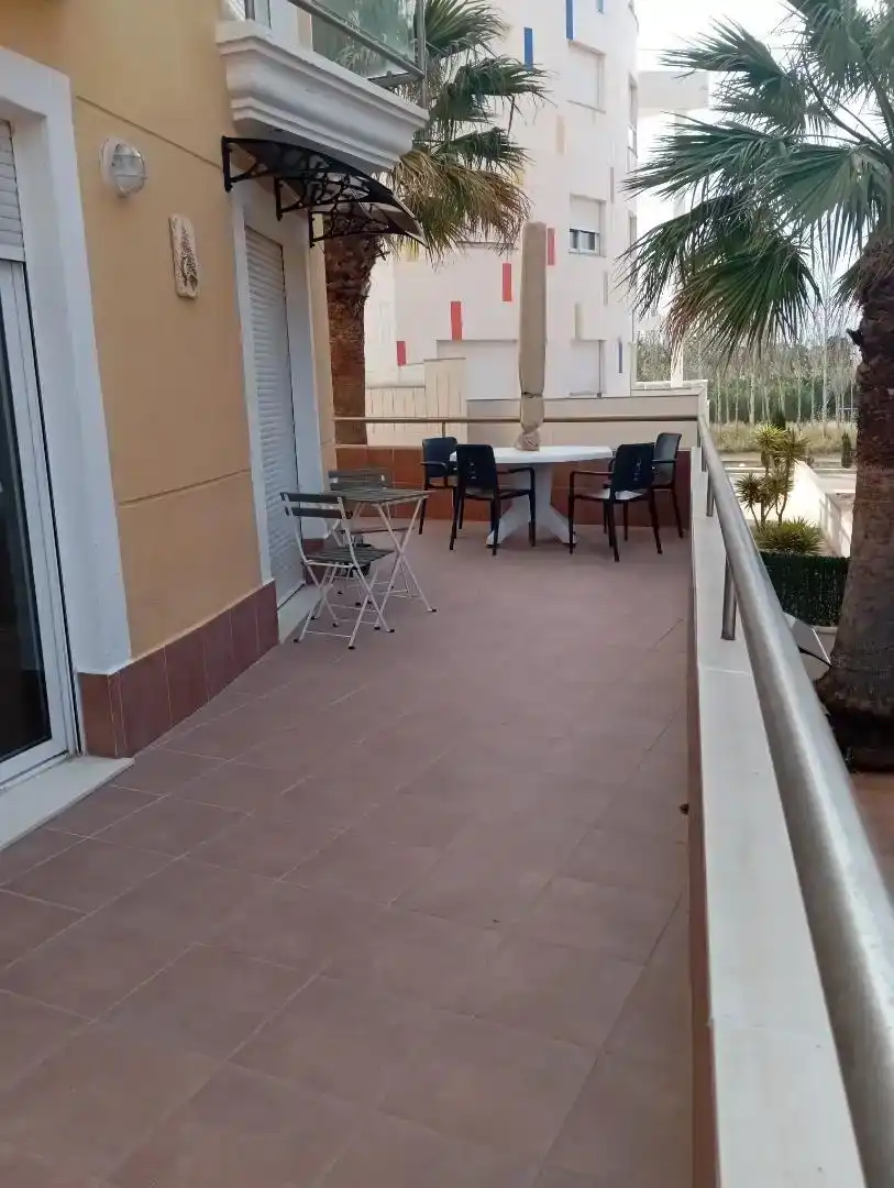 Terrasse von Wohnungen zur Miete in Oliva mit Klimaanlage, Privatgarten und Möbliert