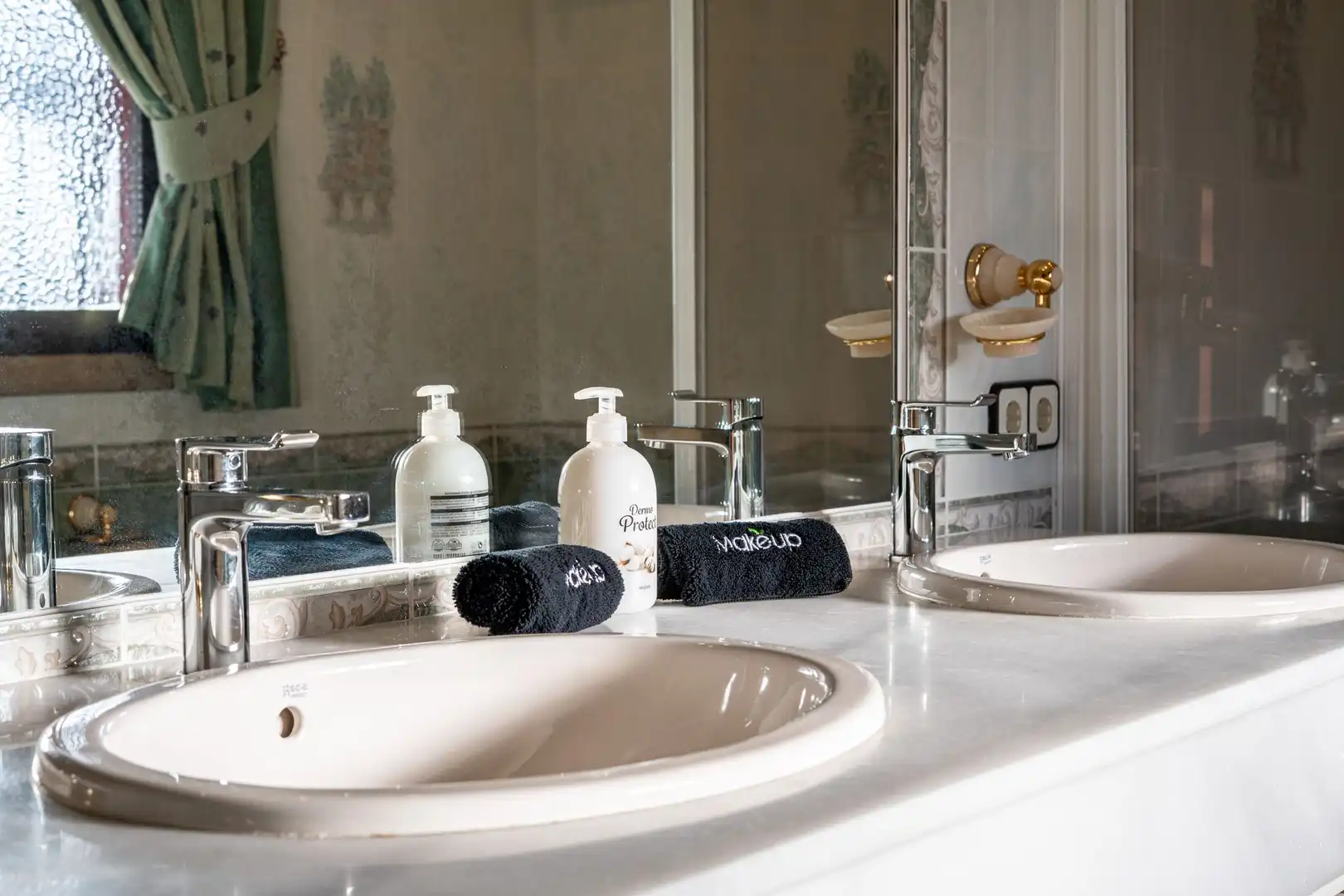 Badezimmer von Country house zum Verkauf in Benahavís mit Terrasse