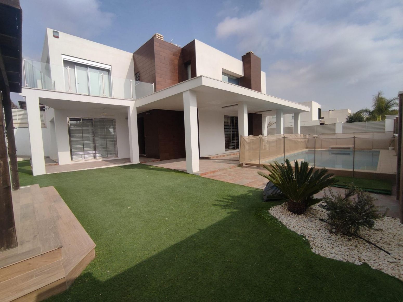 Vista exterior de Casa o xalet de lloguer en San Antonio de Benagéber amb Aire condicionat, Jardí privat i Terrassa