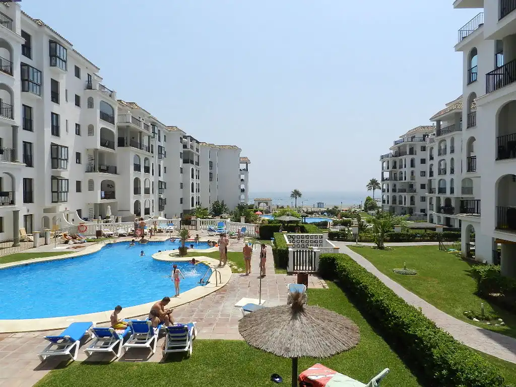 Vista exterior de Apartament en venda en Manilva amb Aire condicionat, Terrassa i Traster