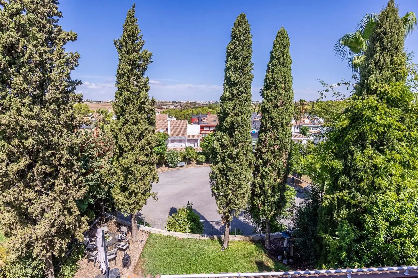 Vista exterior de Casa o xalet en venda en Mairena del Aljarafe amb Aire condicionat, Calefacció i Jardí privat