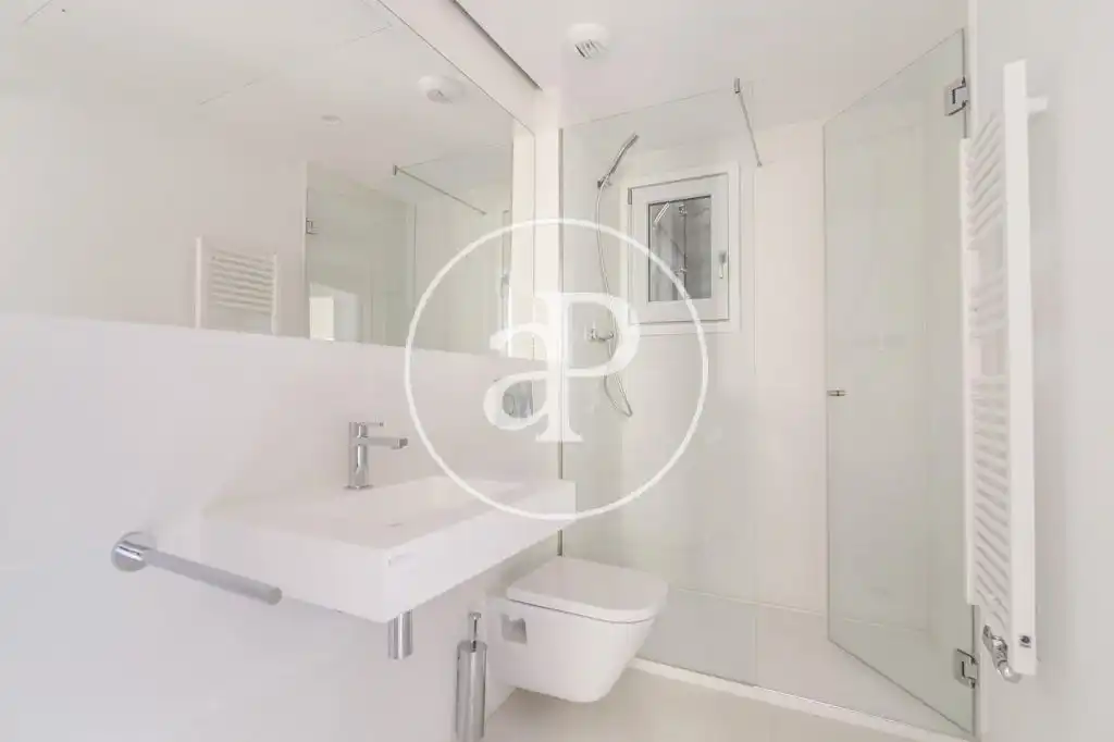 Baño de Piso de alquiler en Barcelona con Aire acondicionado, Calefacción y Amueblado