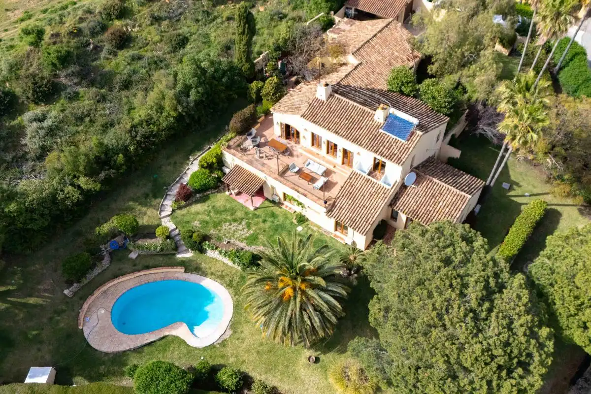 Vista exterior de Casa o xalet en venda en Estepona amb Aire condicionat, Calefacció i Jardí privat