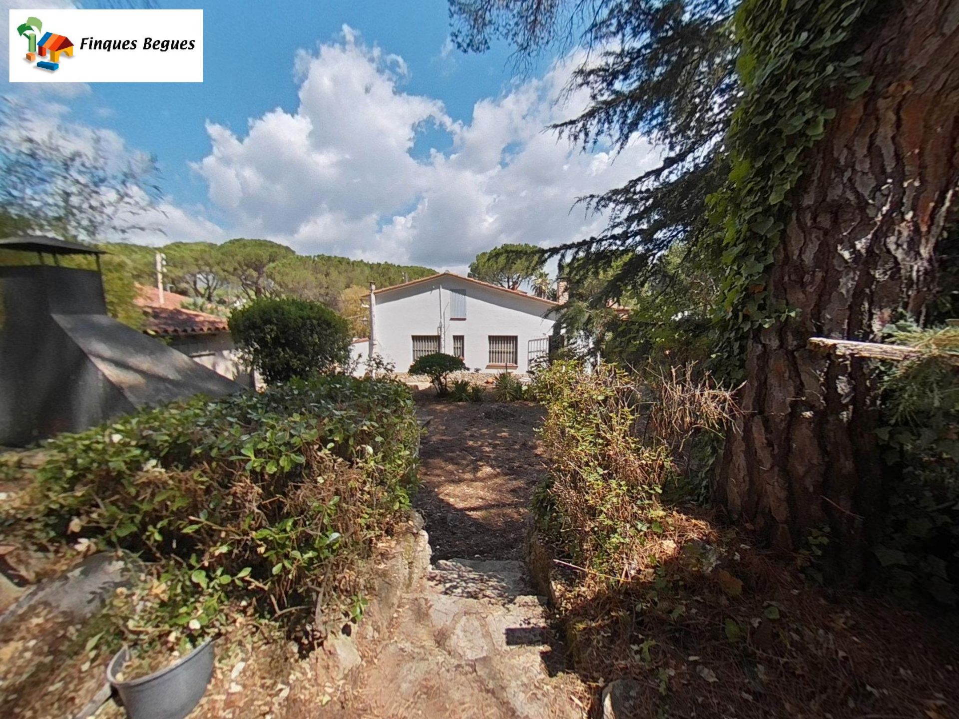 Vista exterior de Casa o xalet en venda en Begues amb Calefacció, Jardí privat i Traster