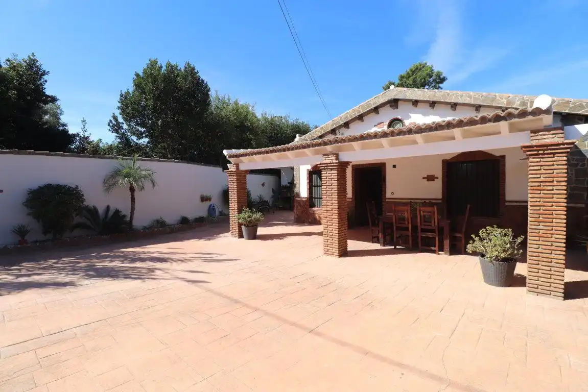 Vista exterior de Casa o chalet de alquiler en Alhaurín El Grande con Aire acondicionado, Jardín privado y Piscina