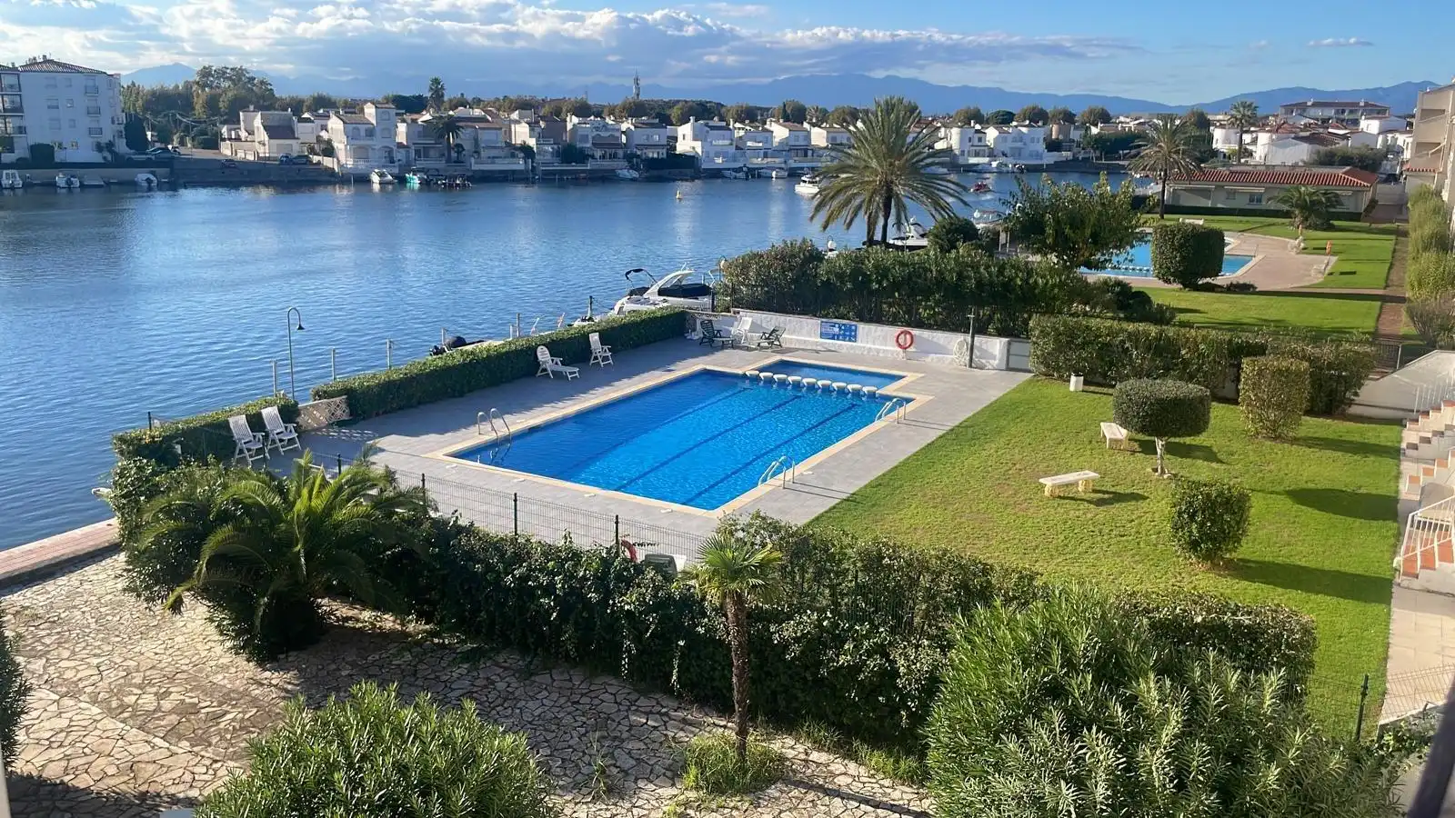 Piscina de Apartament en venda en Empuriabrava amb Aire condicionat, Calefacció i Jardí privat