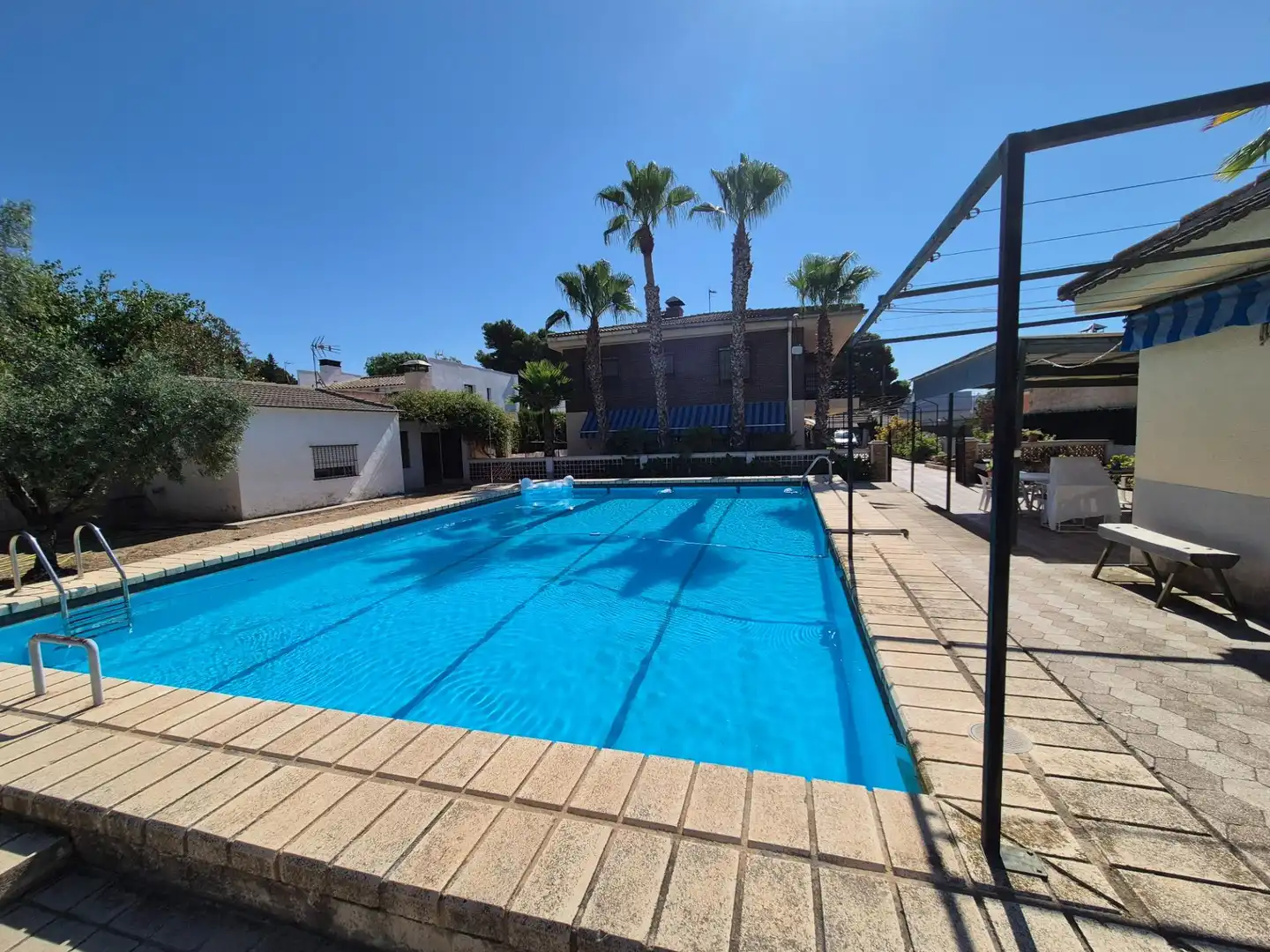 Piscina de Casa o xalet en venda en Elda amb Jardí privat, Terrassa i Traster