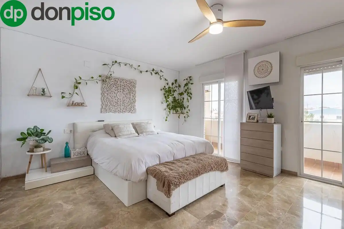 Habitación de Casa adosada en venta en Churriana de la Vega con Aire acondicionado, Jardín privado y Terraza