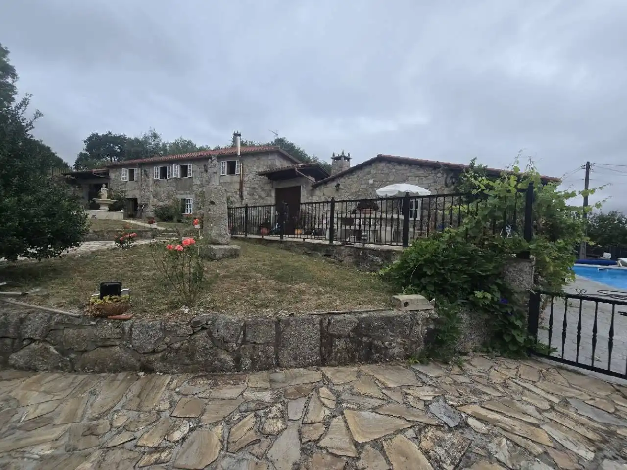 Außenansicht von Haus oder Chalet zum Verkauf in O Saviñao  mit Heizung, Privatgarten und Terrasse