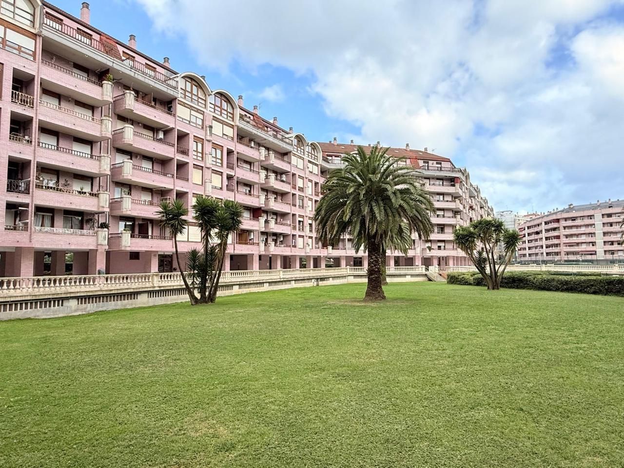Vista exterior de Piso en venta en Castro-Urdiales con Calefacción, Parquet y Terraza