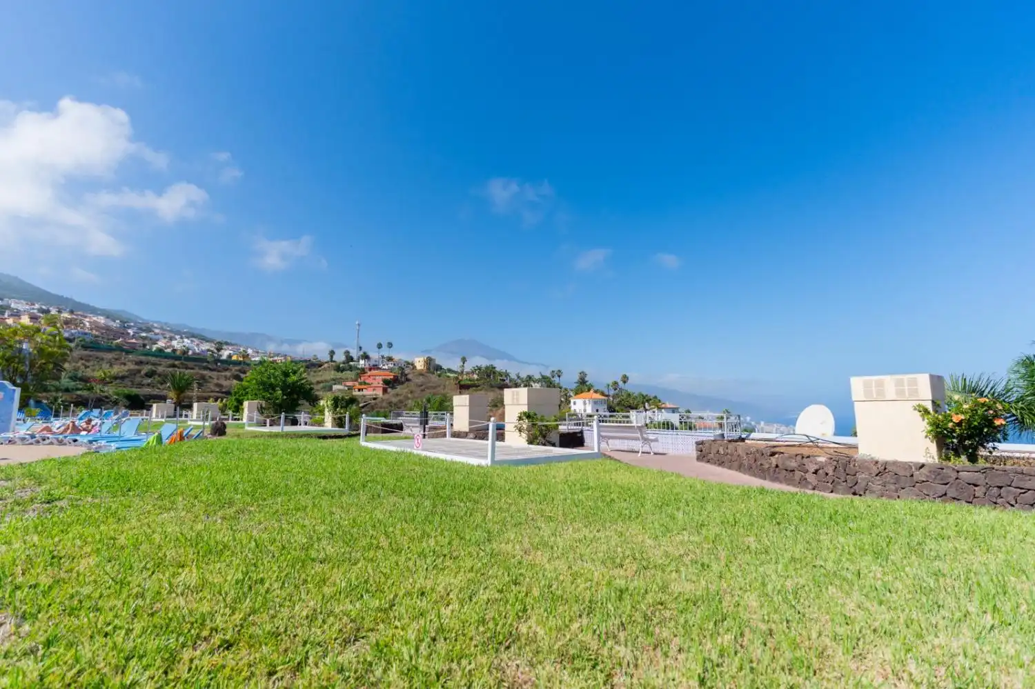 Vista exterior de Estudi de lloguer en Santa Úrsula amb Jardí privat, Terrassa i Piscina