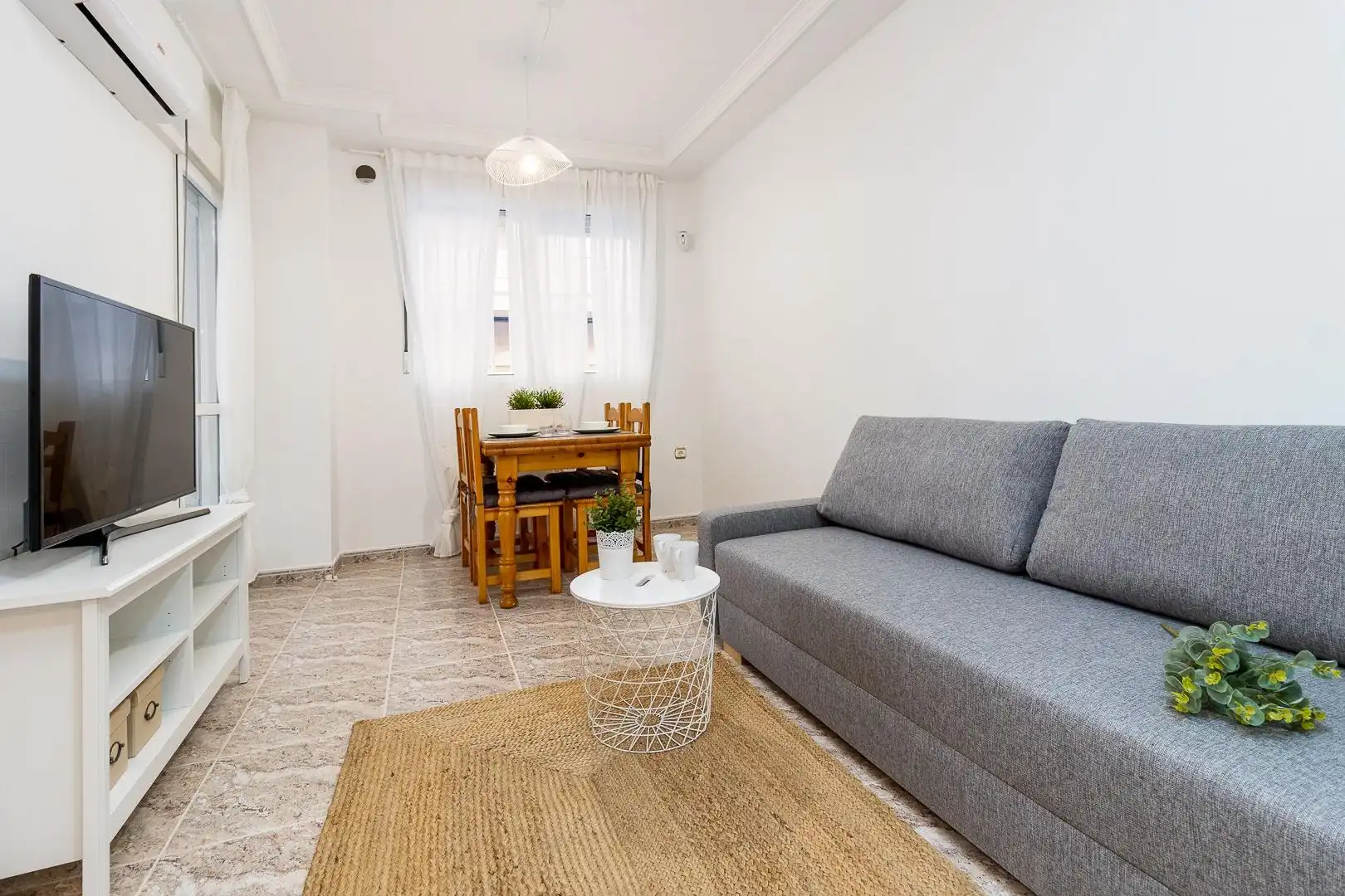 Sala de estar de Apartamento de alquiler en Torrevieja con Aire acondicionado, Terraza y Amueblado