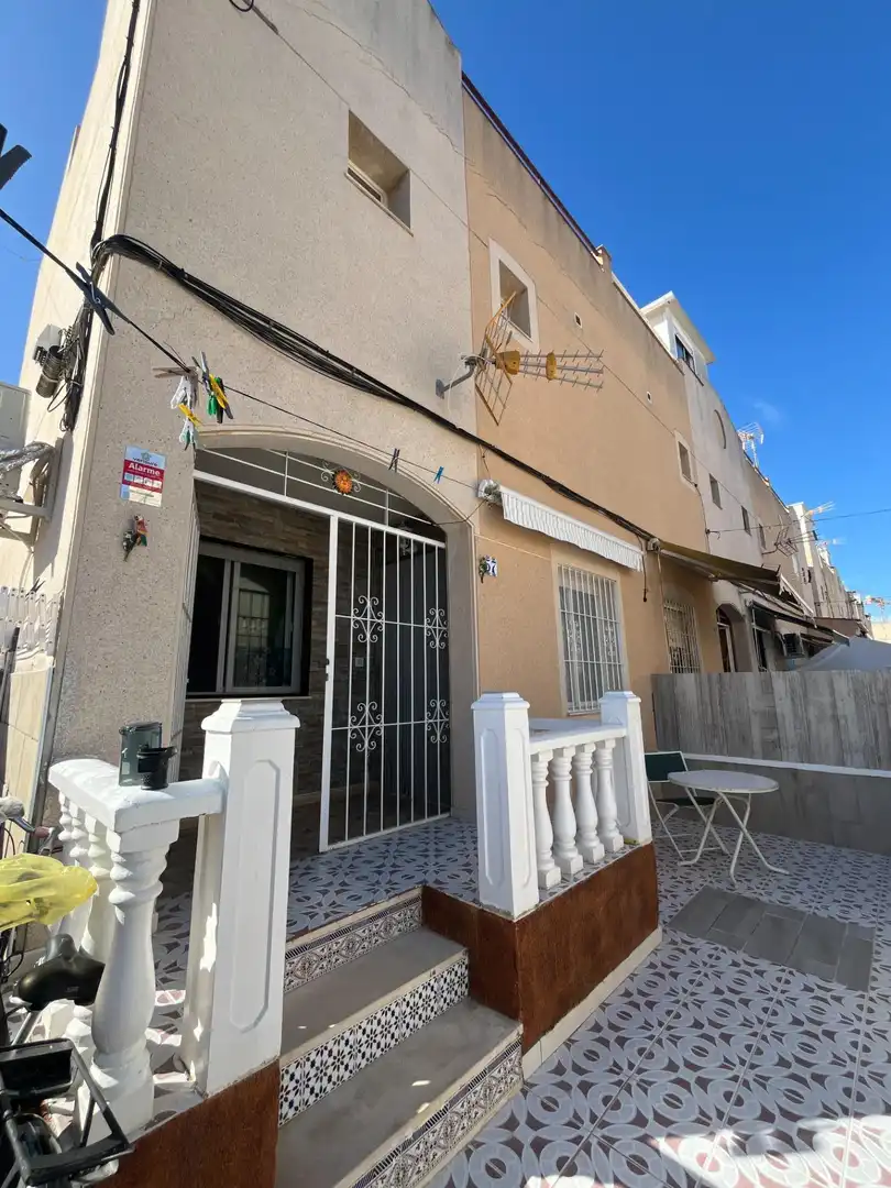 Vista exterior de Planta baixa de lloguer en Torrevieja amb Aire condicionat, Moblat i Piscina comunitària