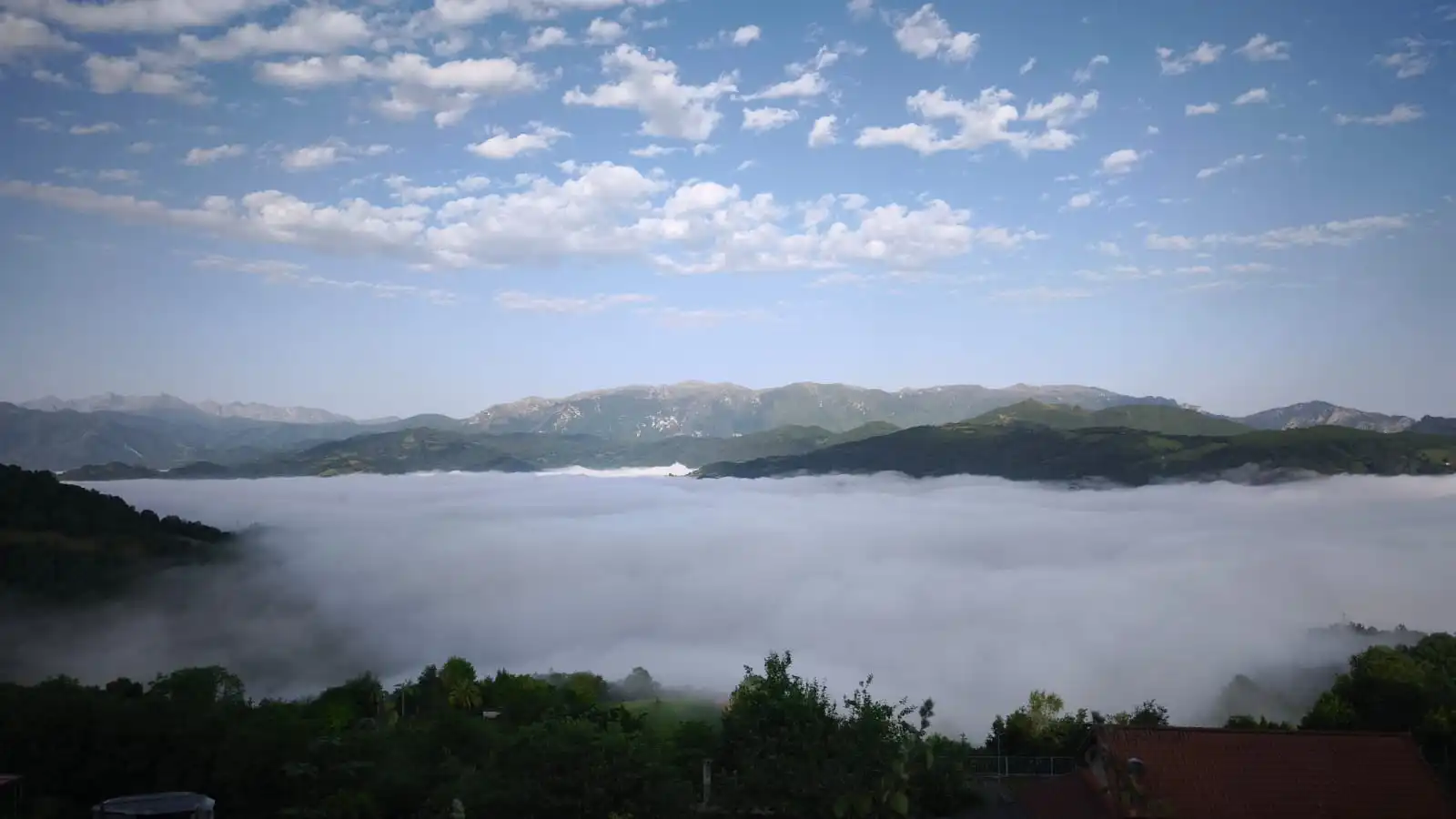 Vista exterior de Casa o xalet en venda en Mieres (Asturias) amb Jardí privat, Terrassa i Traster