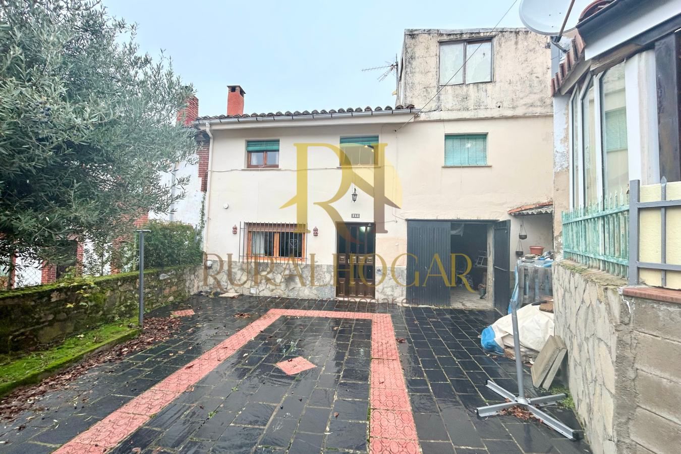 Vista exterior de Casa adosada en venda en Boñar