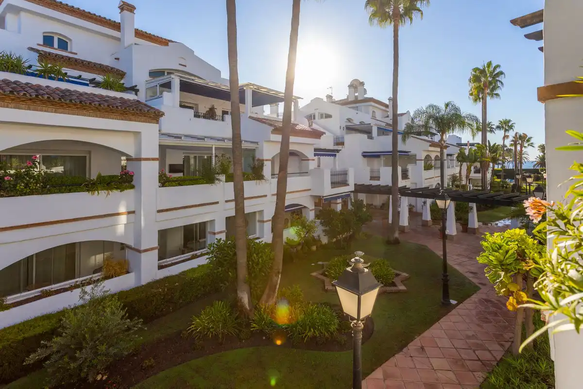 Außenansicht von Wohnung zum Verkauf in Marbella mit Klimaanlage, Privatgarten und Terrasse