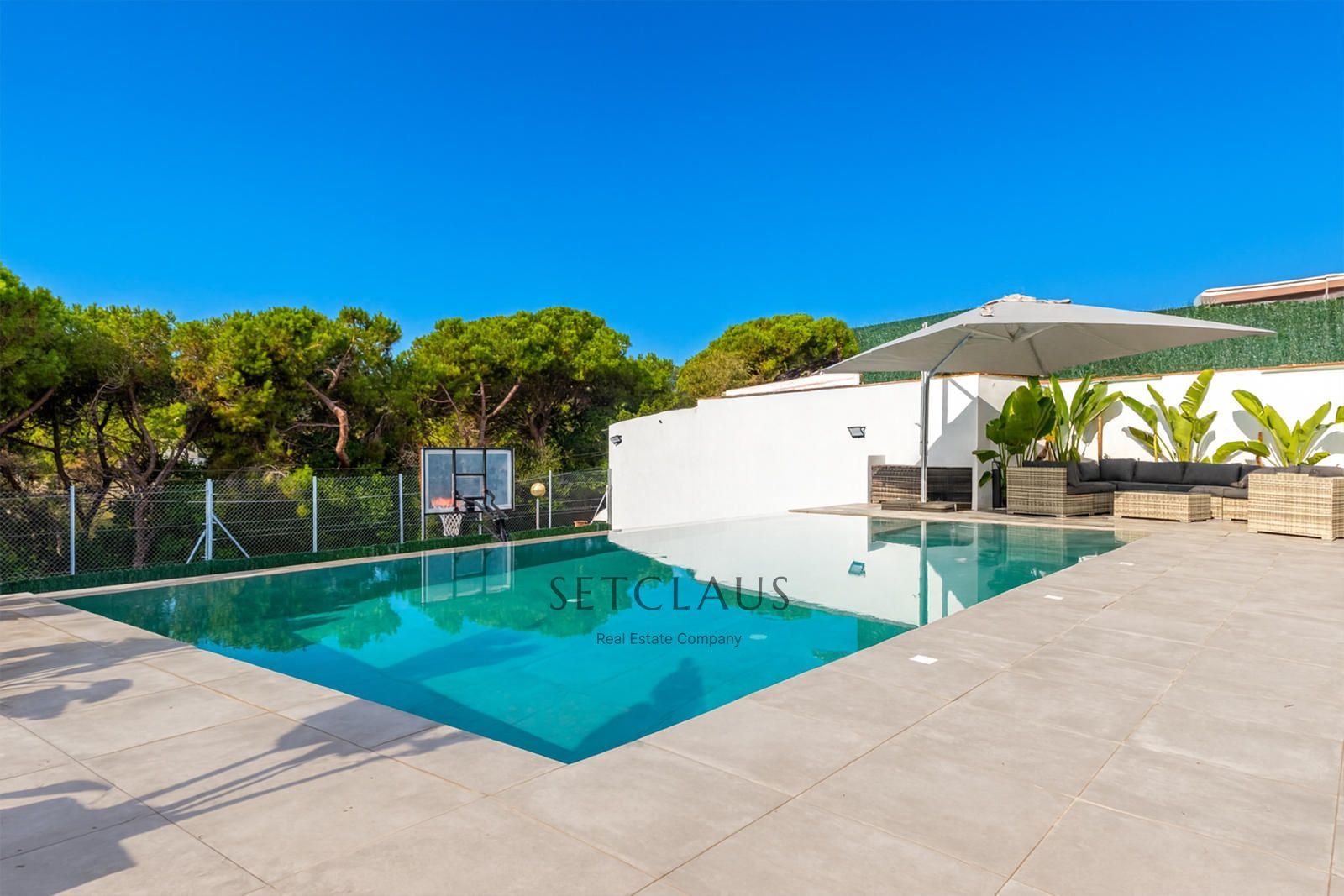 Piscina de Casa o xalet en venda en Badalona amb Aire condicionat, Calefacció i Jardí privat
