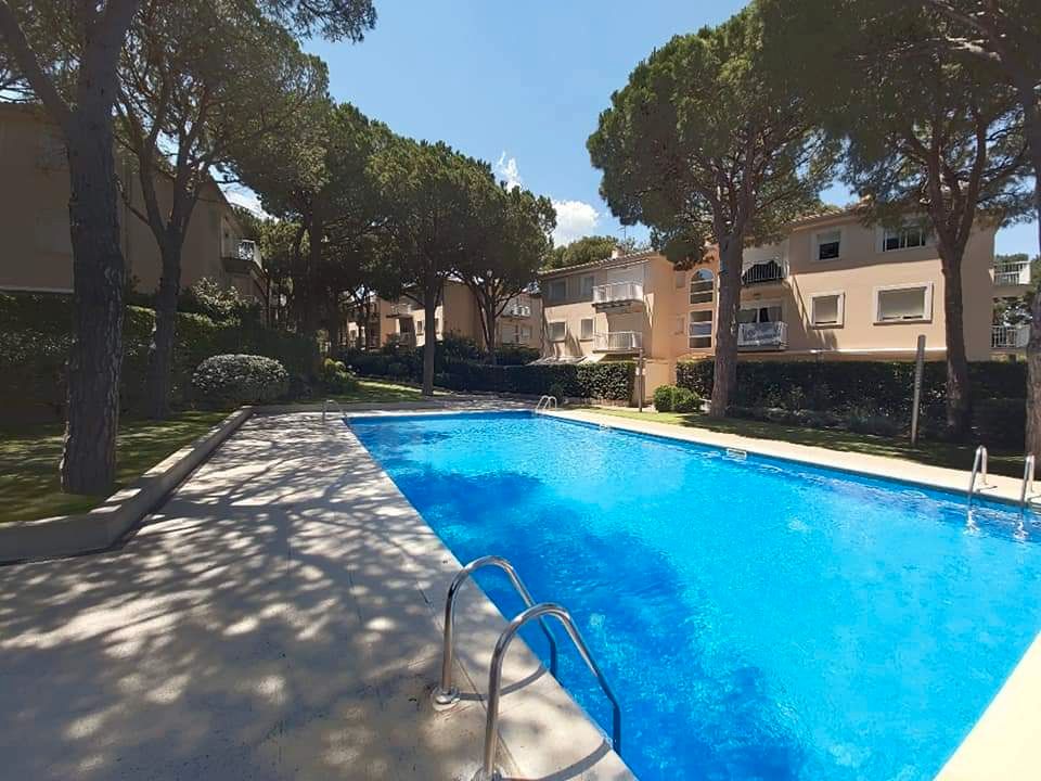 Swimming pool of Flat for sale in Palamós  with Heating, Balcony and Community pool