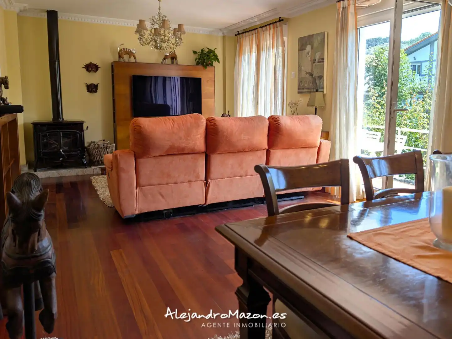 Wohnzimmer von Einfamilien-Reihenhaus zum Verkauf in Castro-Urdiales mit Heizung, Privatgarten und Terrasse