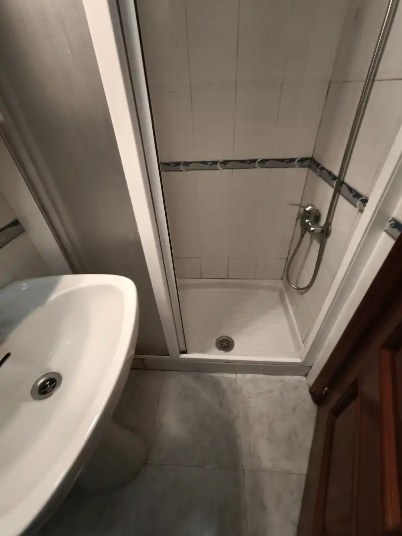 Bathroom of Flat for rent in Santiago de Compostela   with Heating, Parquet flooring and Furnished
