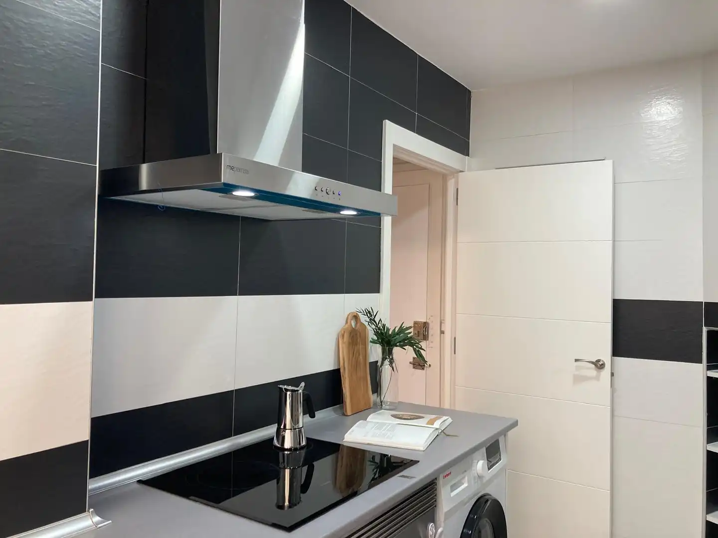 Cuina de Apartament de lloguer en Madrid amb Aire condicionat, Calefacció i Moblat