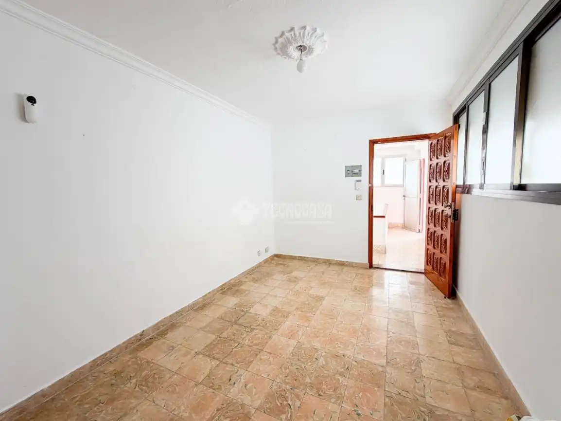 Schlafzimmer von Dachboden zum Verkauf in Telde mit Terrasse, Möbliert und Balkon