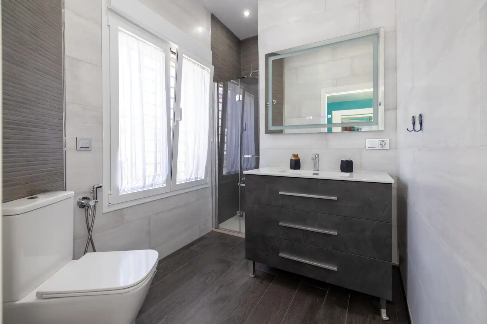 Badezimmer von Einfamilien-Reihenhaus zum Verkauf in Málaga mit Klimaanlage, Heizung und Terrasse
