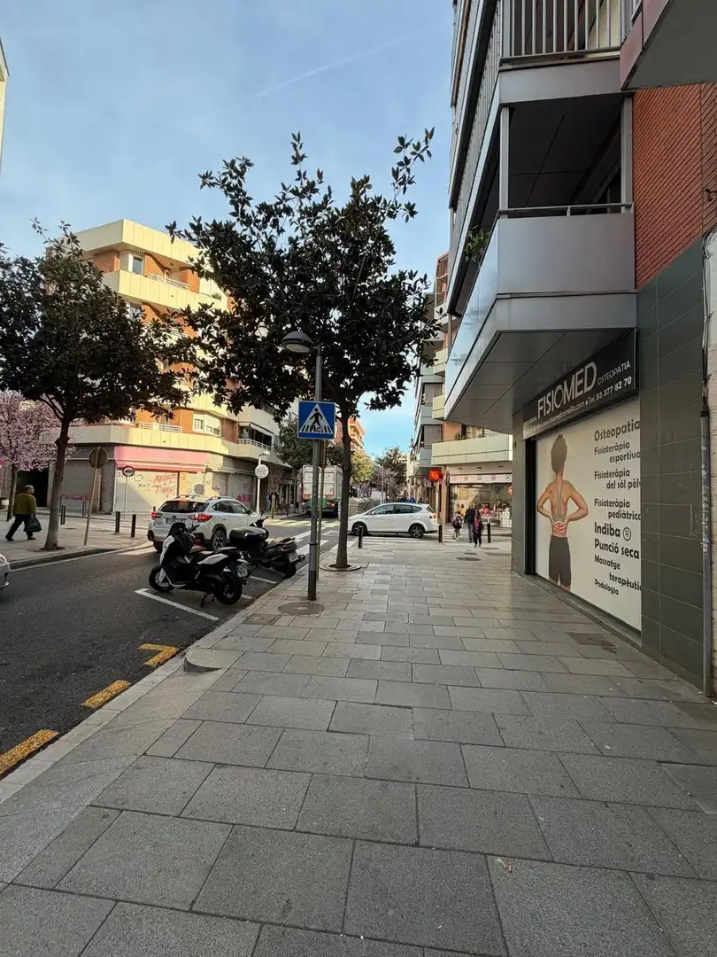 Außenansicht von Garage zum Verkauf in Cornellà de Llobregat