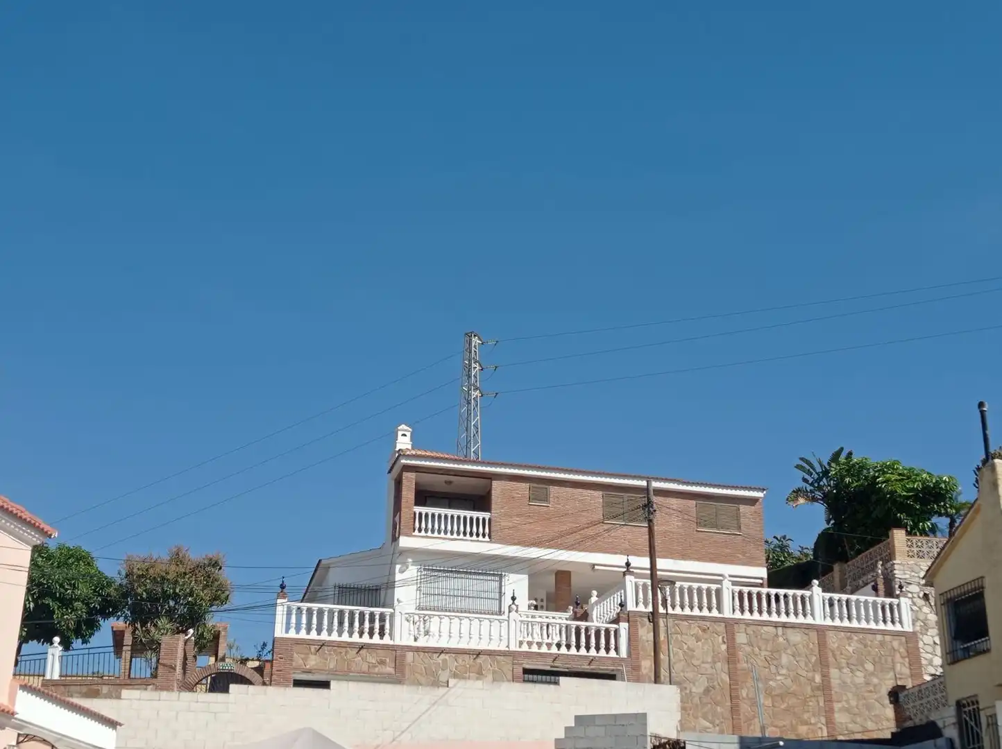 Vista exterior de Casa o xalet en venda en Fuengirola amb Jardí privat, Terrassa i Traster