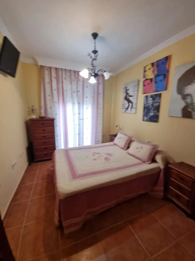 Dormitori de Casa adosada en venda en Algeciras amb Jardí privat, Traster i Piscina comunitària