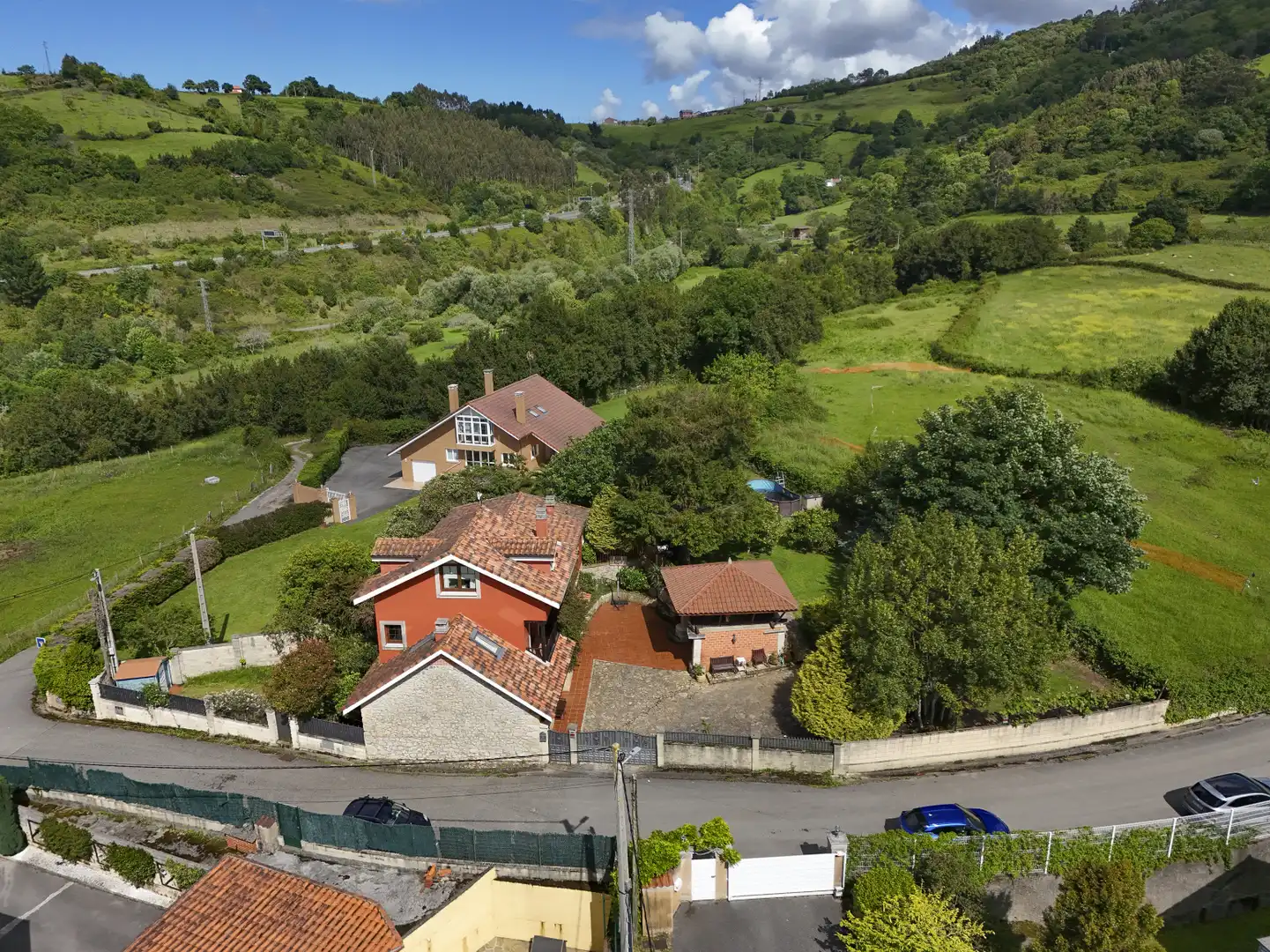Vista exterior de Casa o xalet en venda en Gijón  amb Calefacció, Jardí privat i Parquet