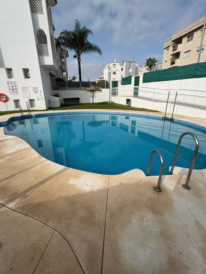 Swimming pool of Flat for rent in Torremolinos