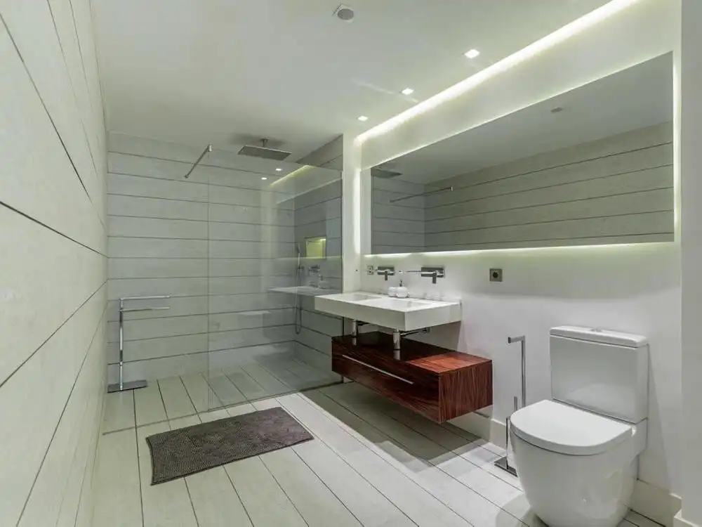 Badezimmer von Erdgeschoss zur Miete in Marbella mit Klimaanlage, Privatgarten und Terrasse