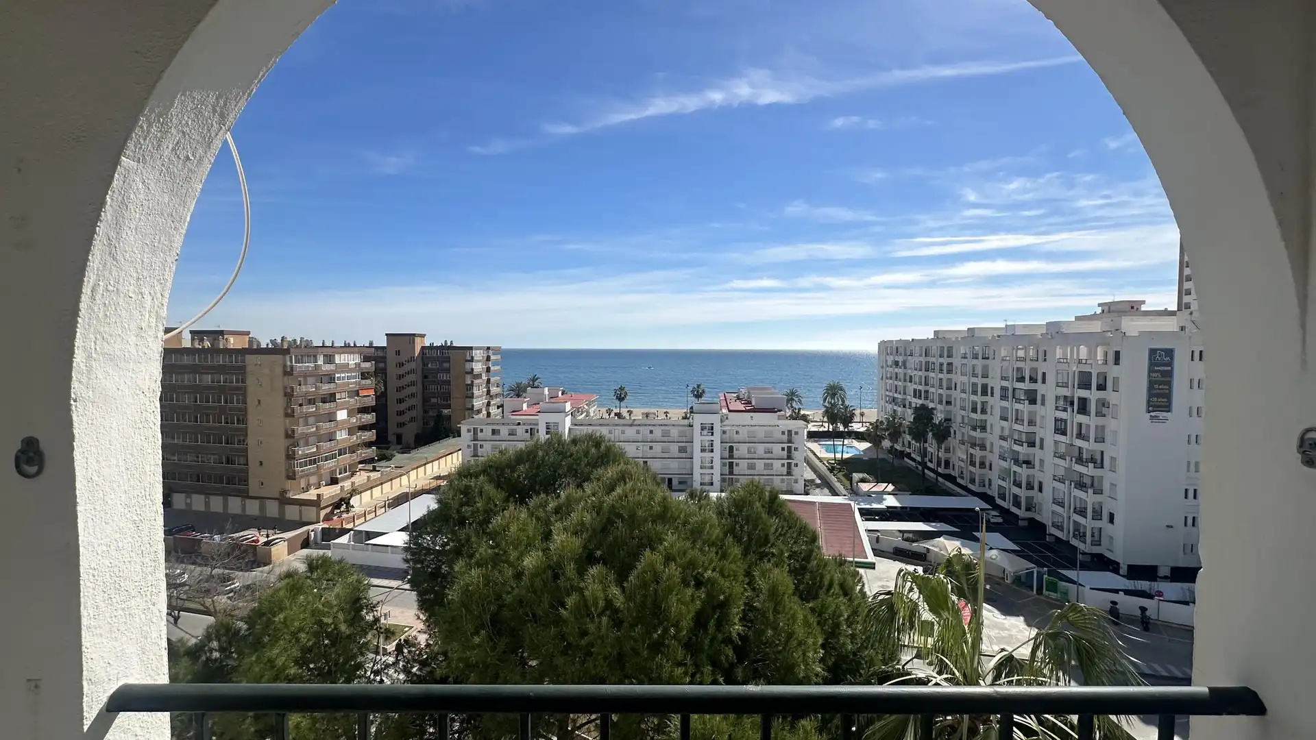 Dormitori de Apartament de lloguer en Fuengirola amb Jardí privat i Piscina comunitària