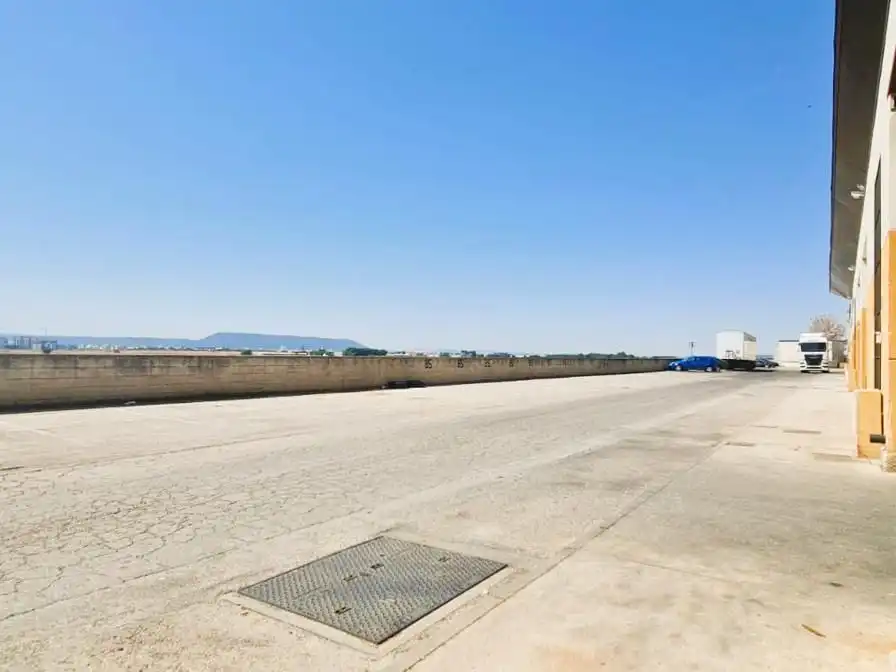 Vista exterior de Local en venta en Camarma de Esteruelas con Alarma