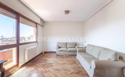 Sala d'estar de Apartament en venda en  Madrid Capital amb Aire condicionat, Terrassa i Piscina