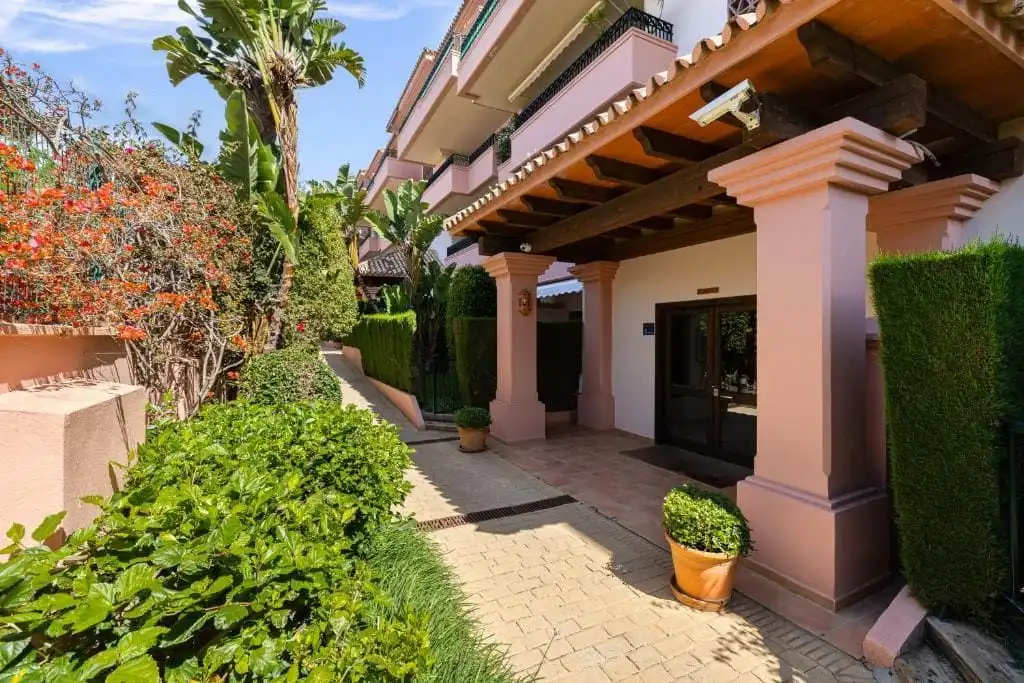 Vista exterior de Apartament de lloguer en Marbella amb Calefacció, Jardí privat i Terrassa