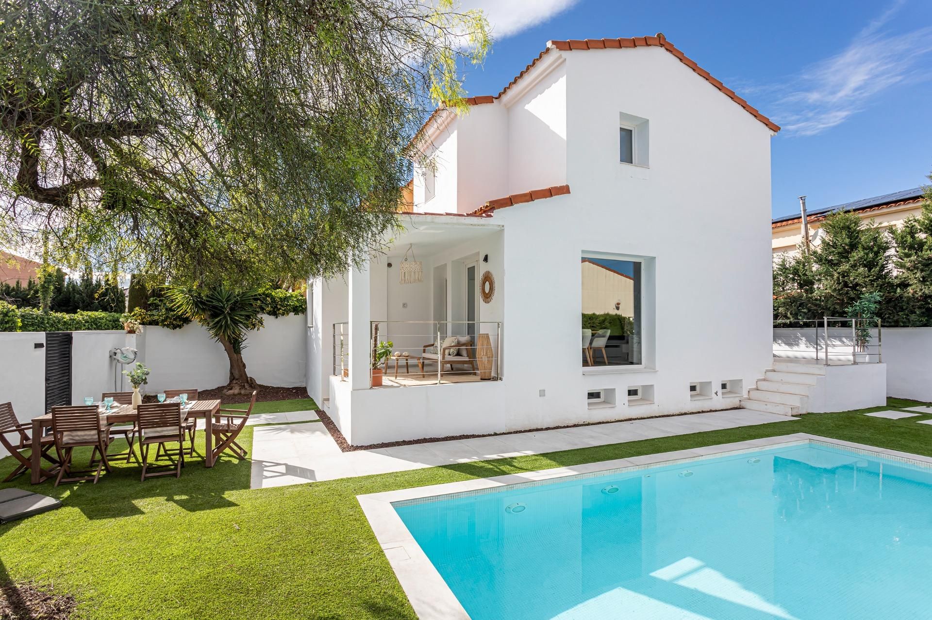 Swimming pool of Single-family semi-detached for sale in La Pobla de Vallbona  with Air Conditioner, Heating and Private garden