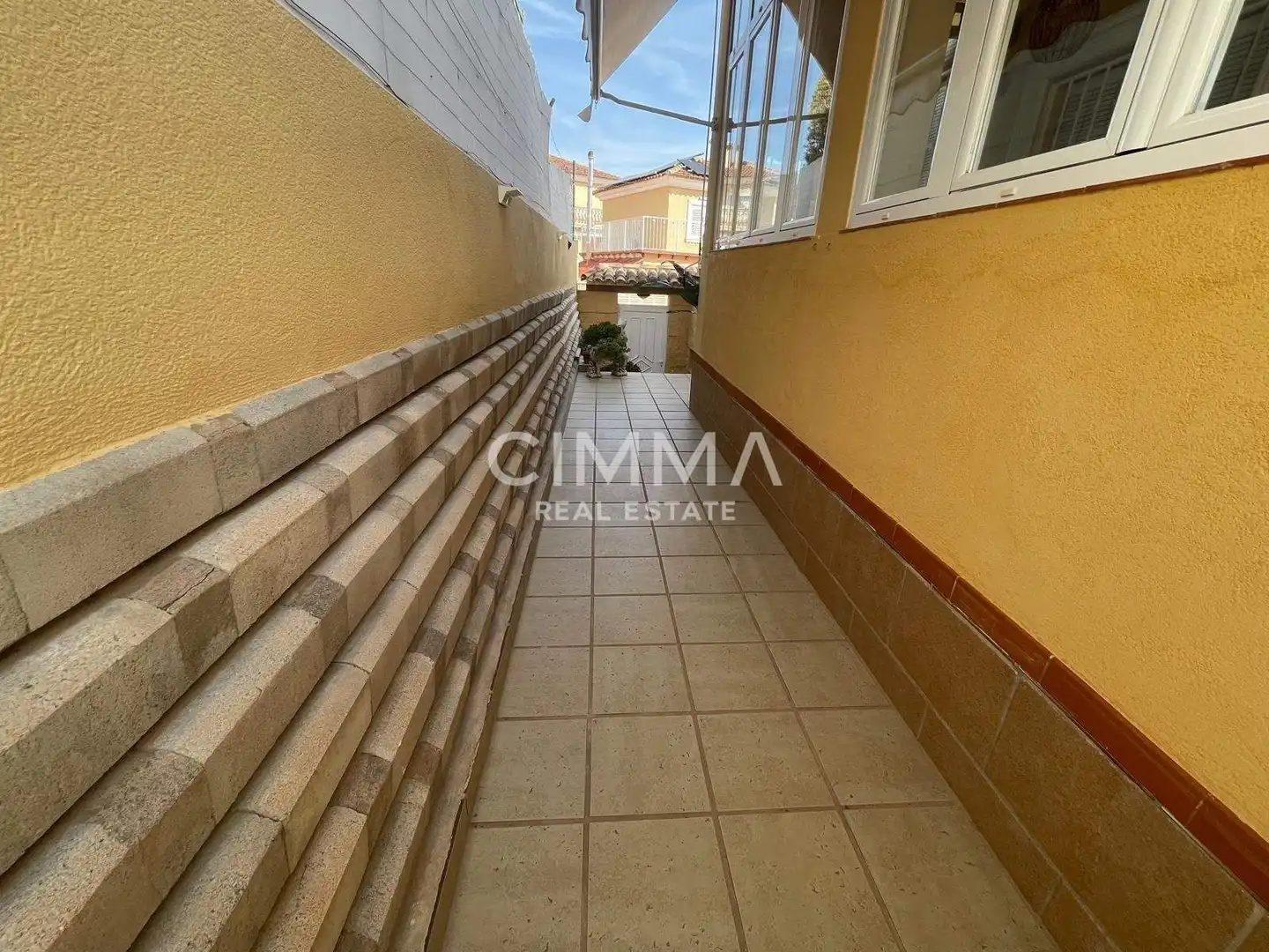 Vista exterior de Casa o xalet en venda en La Nucia amb Aire condicionat, Jardí privat i Terrassa