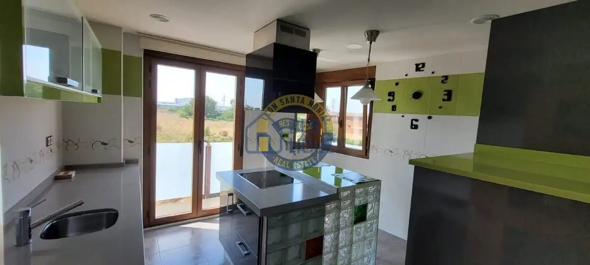 Kitchen of Houses for sale in Onzonilla  with Heating and Alarm