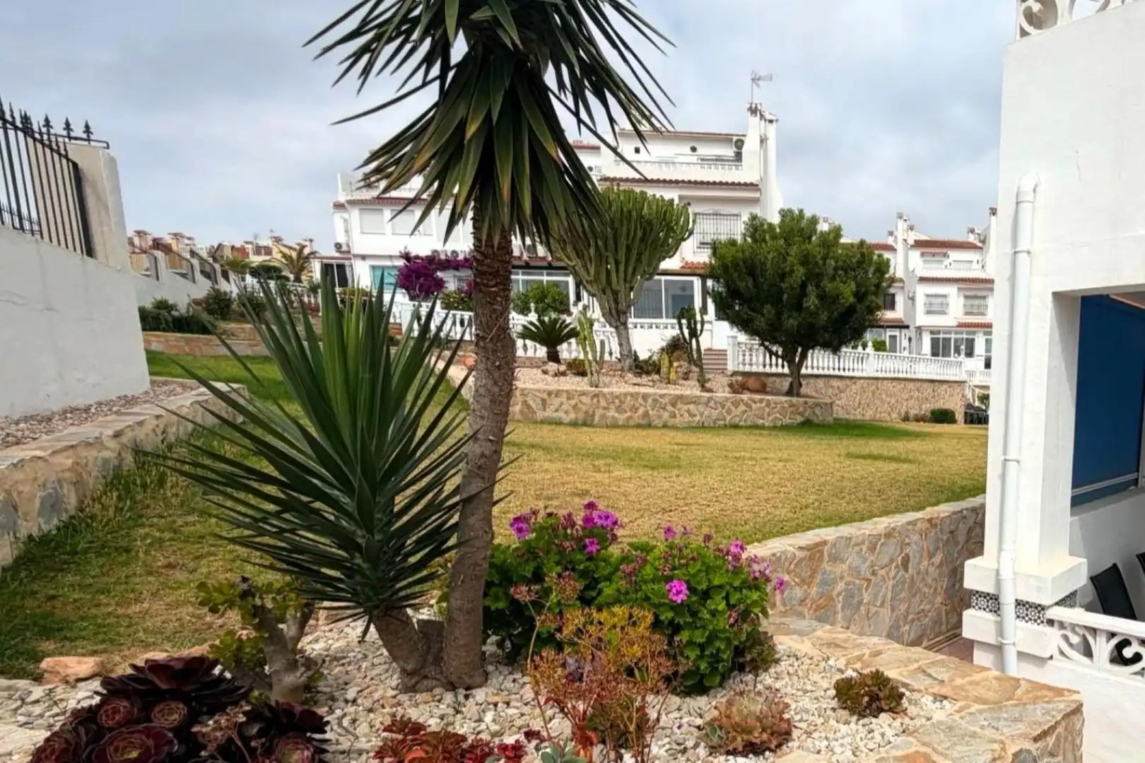 Garten von Einfamilien-Reihenhaus zum Verkauf in Torrevieja mit Klimaanlage, Heizung und Terrasse